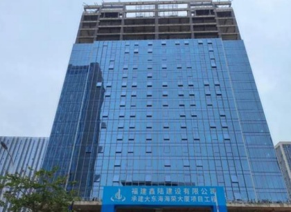 cd1鋼絲繩電動葫蘆吊運起海榮大廈外立面玻璃幕墻