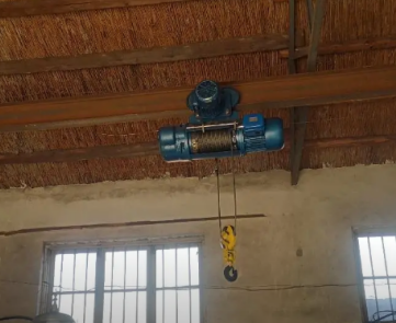 鋼絲繩電動葫蘆可以安裝在農村房屋橫梁上嗎