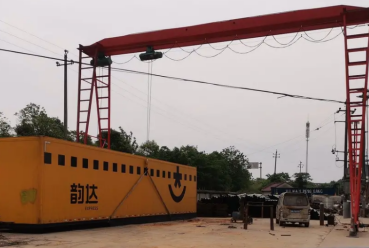 汽車修理廠使用鋼絲繩電動(dòng)葫蘆吊裝快遞汽車貨斗