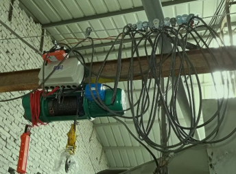 給鋼絲繩電動葫蘆接電纜線難嗎